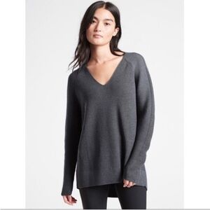 Athleta Merino Wool Blend V Neck Sweater XS Gray High Low Hem Cozy Athleisure
